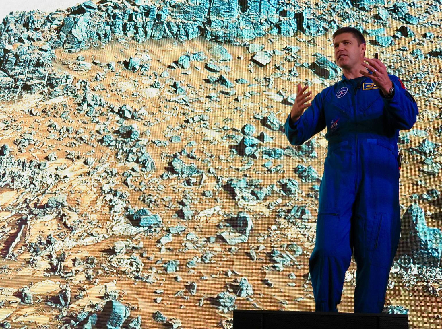 Jeremy Hansen visits Mars – at Alberta’s Jasper Dark Sky Festival.