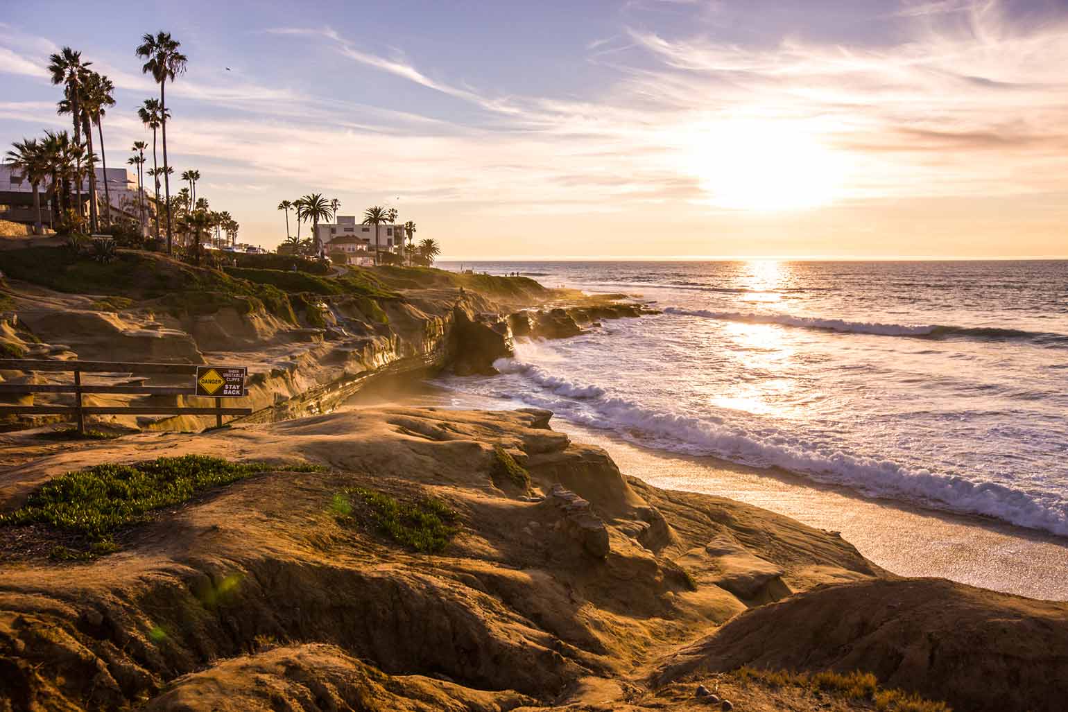 personnes appréciant le coucher de soleil sur la plage de La Jolla, Californie