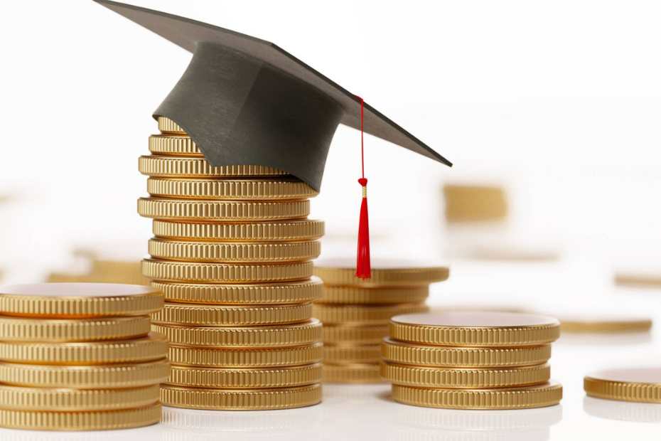 Stack of gold coins with a graduation hat on top of the stack