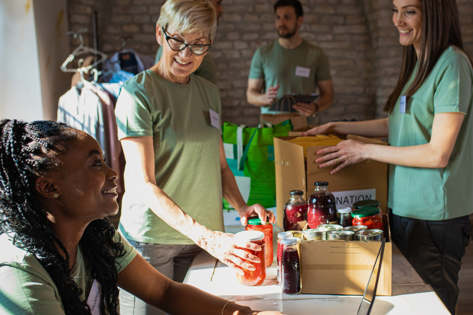 People volunteering together